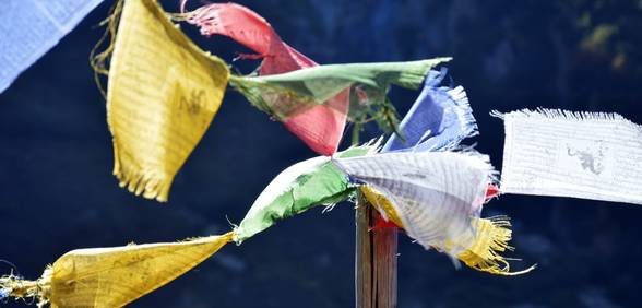 Tibetische Gebetsfahnen im Wind